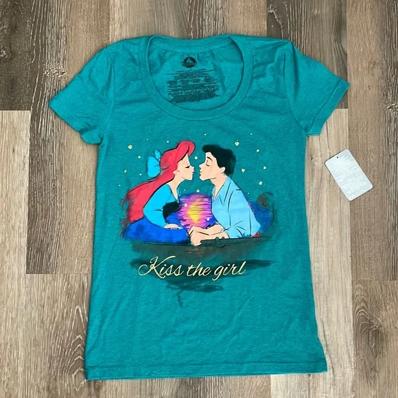 🌟5 for $25🌟 NWT Disney Little Mermaid Kiss The Girl T-Shirt - Picture 3 of 6